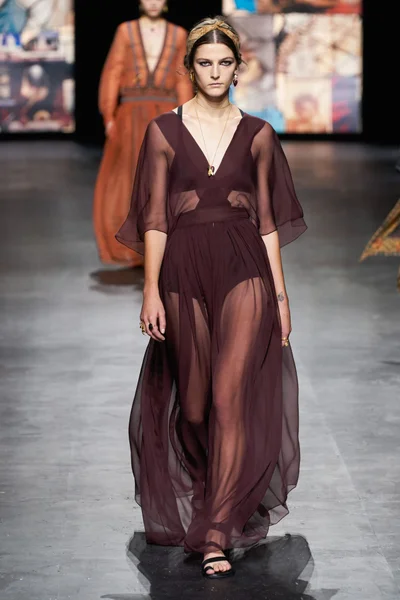 Look 10